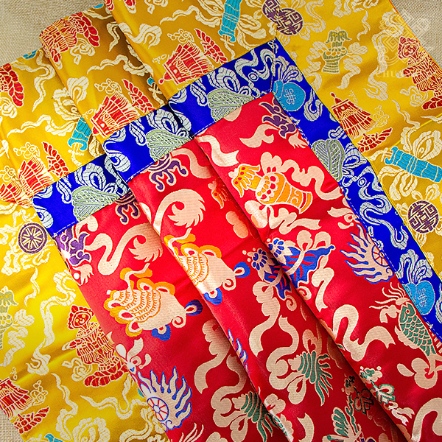 桌布-八吉祥繡花-紅底藍黃邊（共二款）